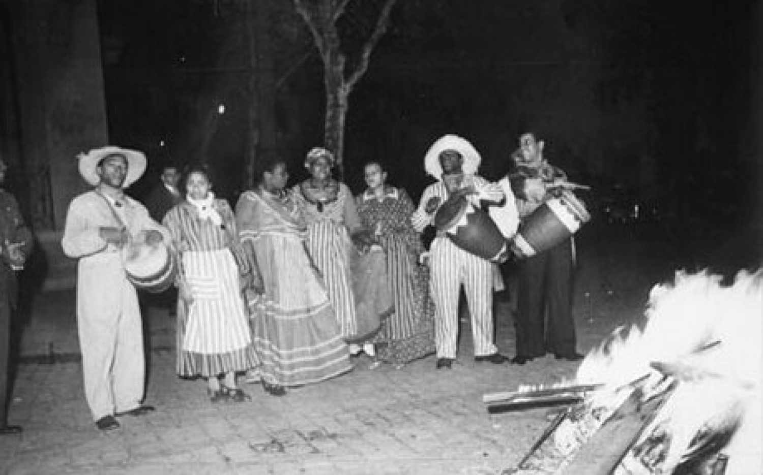 Afroargentinos_tocando_candombe_en_una_fogata_de_San_Juan_–_1938
